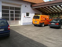 Werkstatt außen mit Autos